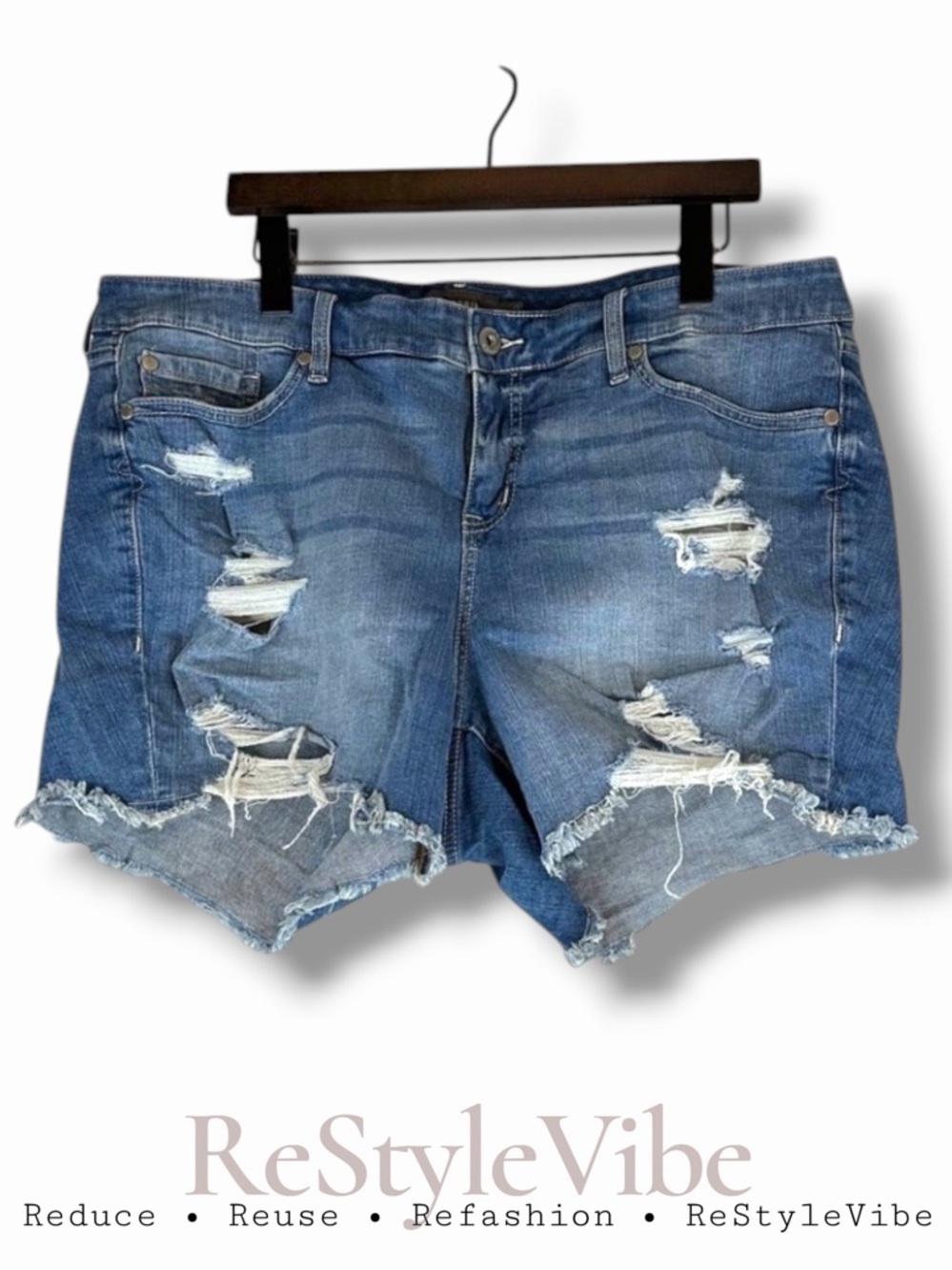 TORRID Women’s Size 18 Denim Jean Shorts Boyfriend Fit Style Stretch Distressed